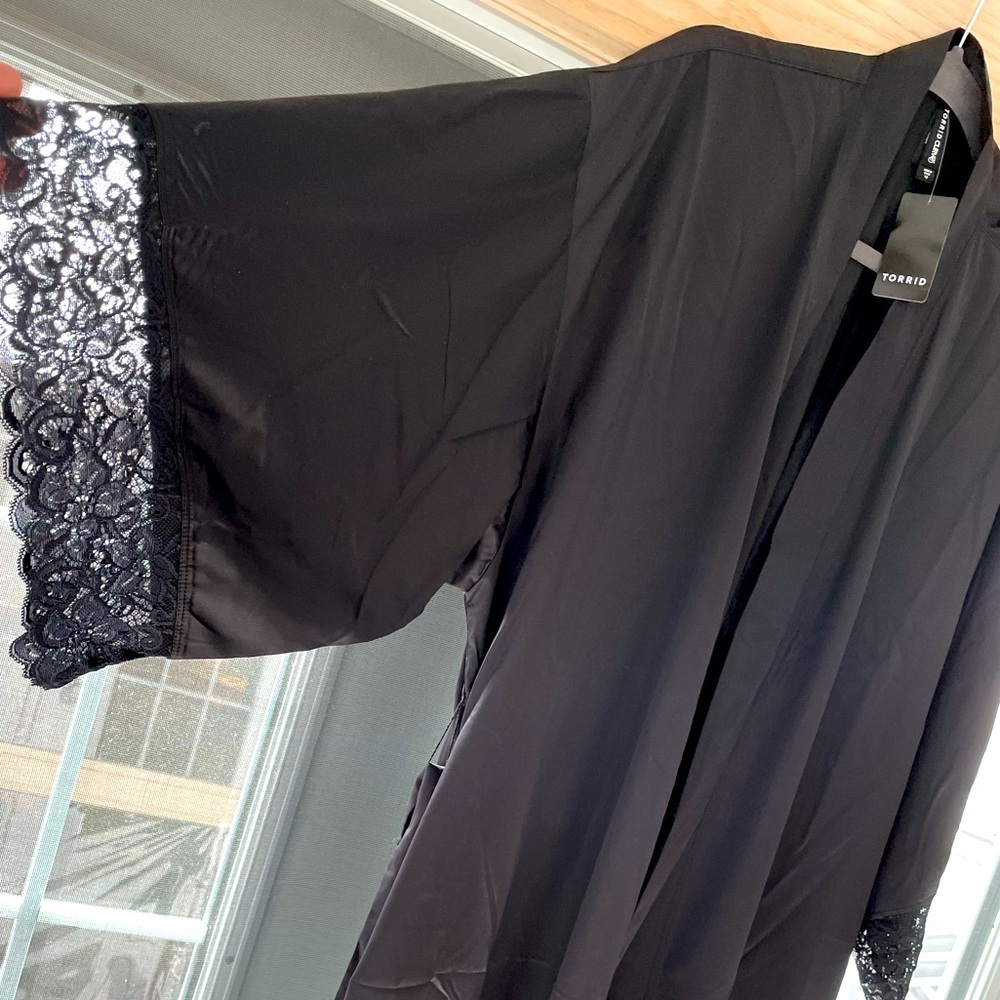 Torrid lingerie black sateen robe with lace detail